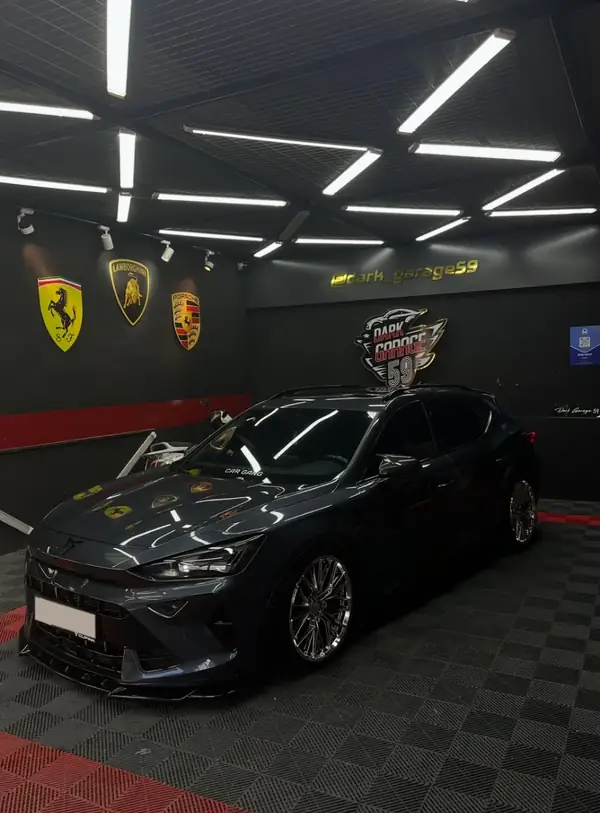 Stüdyoda LED ışıklar altında koyu gri Cupra
